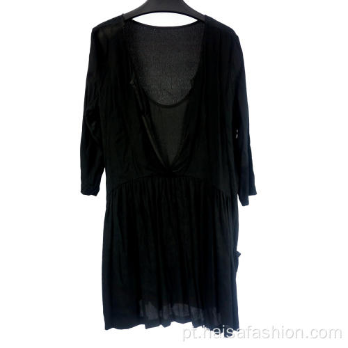 Vestido feminino preto de mangas compridas com decote em V